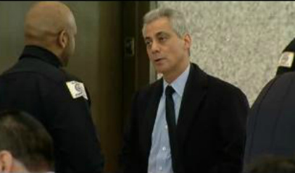 Chicago Mayor Rahm Emanuel reports for jury duty at Daley Plaza. (CBS)