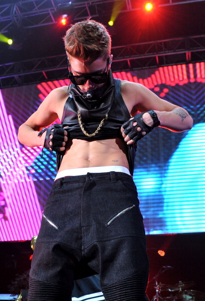 JUSTIN, YOU KEEP THAT SHIRT ON OR I SWEAR TO DOG YOU ARE GROUNDED. (Credit: Theo Wargo/Getty Images for Jingle Ball 2012)