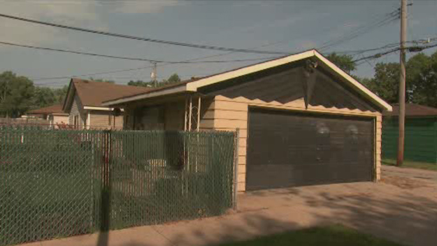 A West Pullman homeowner stabbed and killed an intruder who had broken into his garage overnight. (Credit: CBS)