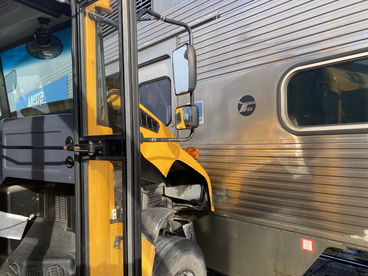 Metra-Zug trifft auf Schulbus in Orland Park – CBS Chicago